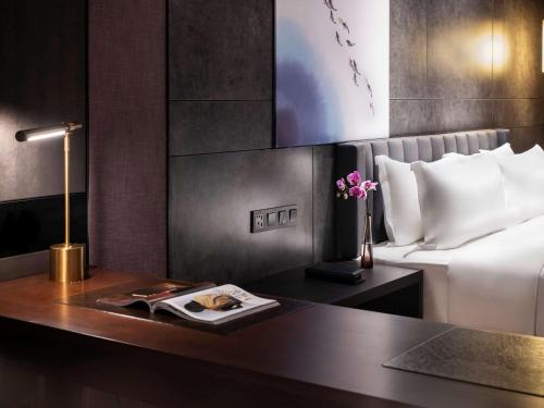 Postel nebo postele na pokoji v ubytování Mercure Shenzhen Longgang