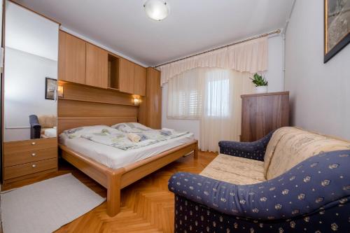 Giường trong phòng chung tại Apartments and rooms Bolero