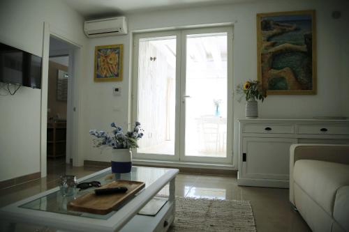 a living room with a coffee table and a couch at Arcadia penthouse appartment Otranto in Otranto