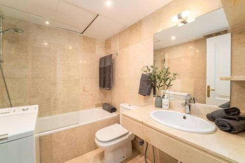 Koupelna v ubytování Aloha Pueblo beautiful apartment with roof-terrace next to Aloha golf