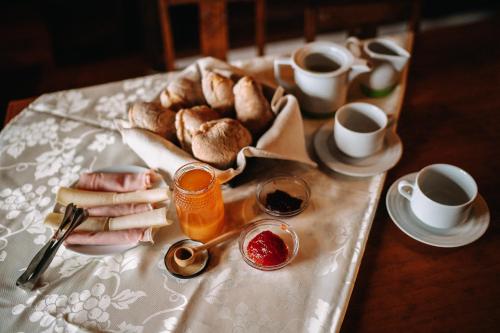 Morgenmad for gæster der bor på Casas de Pedra - Quinta da Escola