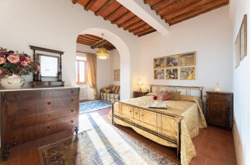 ein Schlafzimmer mit einem Bett und einer Kommode in einem Zimmer in der Unterkunft Villa Mario, piscina privata,aria cond,immersa nel verde,campagna Toscana in Pistoia