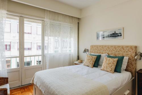 1 dormitorio con cama y ventana grande en ESM Rental - Palmela's Romantic Terrace en Oporto