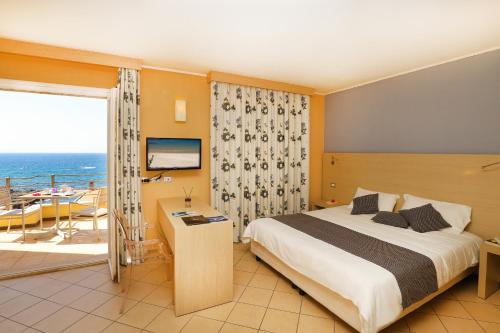 Postel nebo postele na pokoji v ubytování Janus Hotel