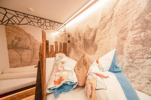 Una cama o camas en una habitación de Sonnleiten Sonnenadler 2