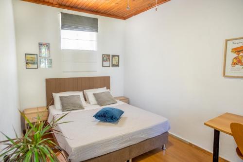 1 dormitorio con 1 cama en una habitación en Cozy House with Flowery Courtyard in Notable Location, en Rodas