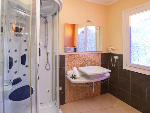Koupelna v ubytování Janus Hotel