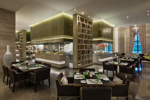 En restaurant eller et spisested på Fairmont Riyadh