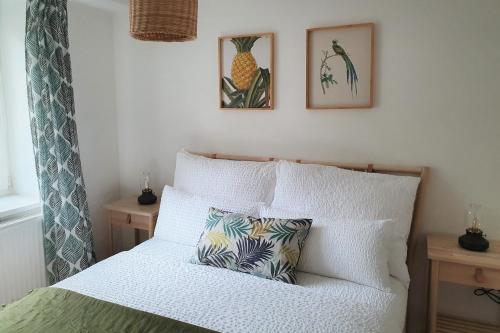 ein Schlafzimmer mit einem Bett und zwei Bildern an der Wand in der Unterkunft PB Ferienwohnungen - FeWo 1 - Stilvoll eingerichtetes Apartment im Herzen Senftenbergs in Senftenberg