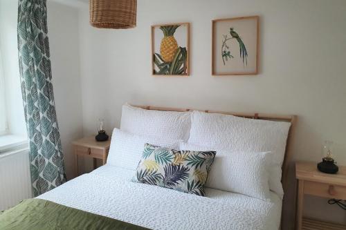 a bedroom with a bed and two pictures on the wall at PB Ferienwohnungen - FeWo 1 - Stilvoll eingerichtetes Apartment im Herzen Senftenbergs in Senftenberg