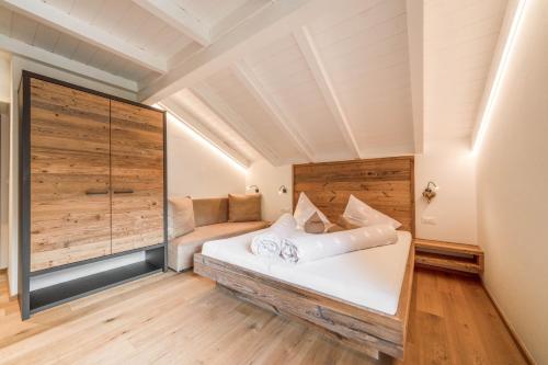 1 dormitorio con 1 cama blanca grande en una habitación en Sonnleiten Sterngucker 7, en Collepietra