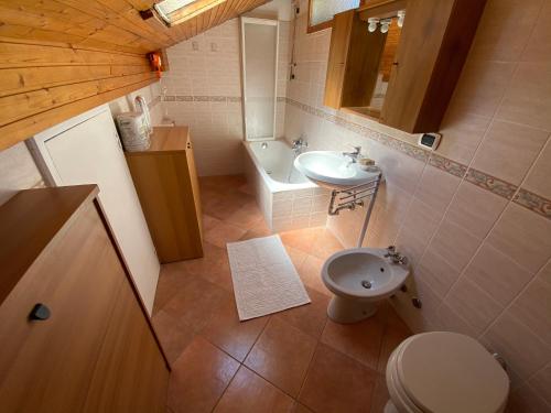 vista sul soffitto di un bagno con servizi igienici e lavandino di Mansarda Villa Simonetta a Esino Lario