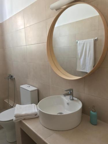 Et badeværelse på Vegera Apartment 'Sofrano', Stavros Donoussa