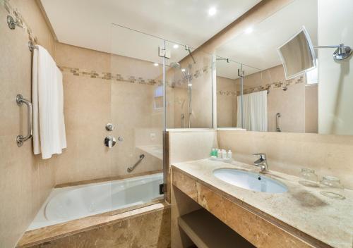 Bathroom sa Insotel Tarida Beach Resort & SPA