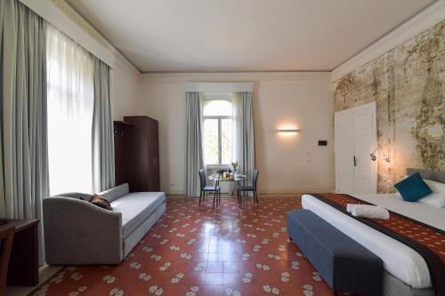 een hotelkamer met 2 bedden en een stoel bij Suites Farnese Design in Rome