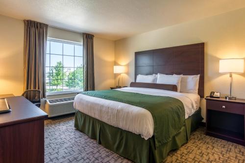 Säng eller sängar i ett rum på Cobblestone Hotel & Suites - Erie