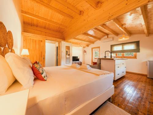 Uma cama ou camas num quarto em Chalet do Lago