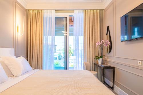 Tempat tidur dalam kamar di Ormos Luxury Suites Ammos