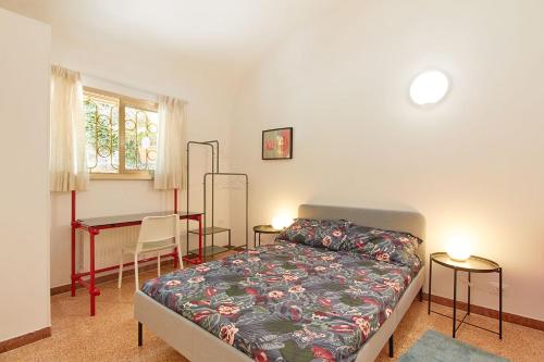 een slaapkamer met een bed en een bureau bij Villa Cuckoo's Nest in Finale Ligure