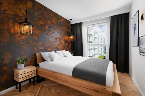 sypialnia z dużym łóżkiem i ścianą w obiekcie Dom & House - Apartments Angielska Grobla w Gdańsku