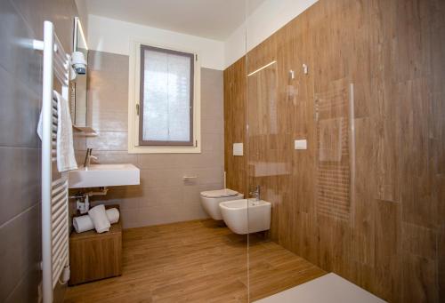 a bathroom with a toilet and a sink at Residenza Olivo in Garda