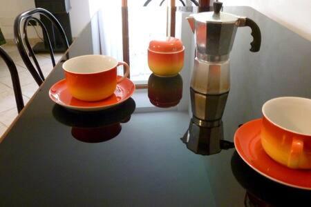 duas chávenas e pires numa mesa numa cozinha em IRMA Colua Manarola em Manarola