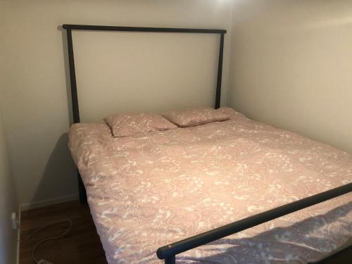een klein bed in een slaapkamer met bij Sjövillan 2 in Stallarholmen