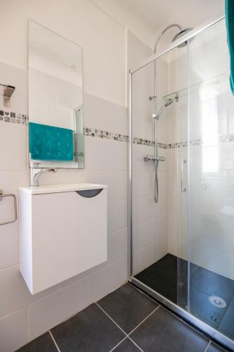 une salle de bain avec une douche avec une porte vitrée dans l'établissement 