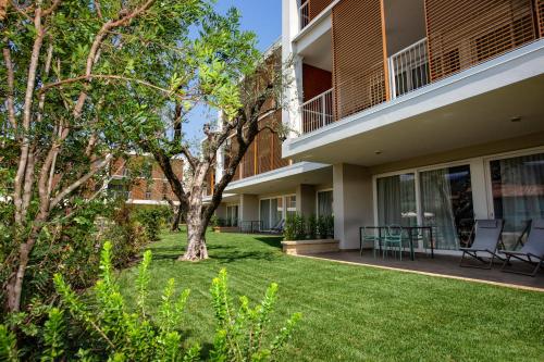 a view of the courtyard of a building at Residenza Olivo in Garda