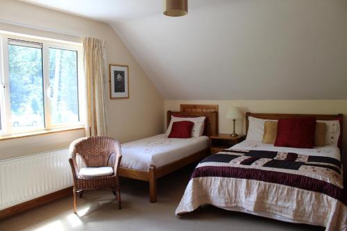 Un pat sau paturi într-o cameră la Riversdale House room only accommodation, A98KD85