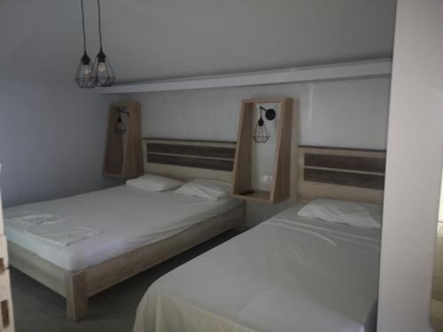 佩科霍里Gatos House 2的小房间里有两张床
