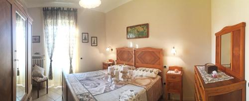 1 dormitorio con 1 cama y vestidor en il Roseto holidays, en Castelnuovo del Garda