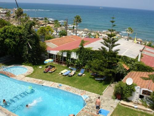 - une vue aérienne sur la piscine et l'océan dans l'établissement Anatoli Apartments, à Chersónissos