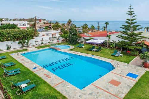 - une vue sur la piscine et l'océan dans l'établissement Anatoli Apartments, à Chersónissos
