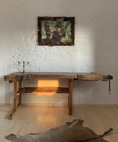 a wooden bench in a room with a picture on the wall at Luxusboofe - Ferienhaus am Lilienstein in Königstein an der Elbe