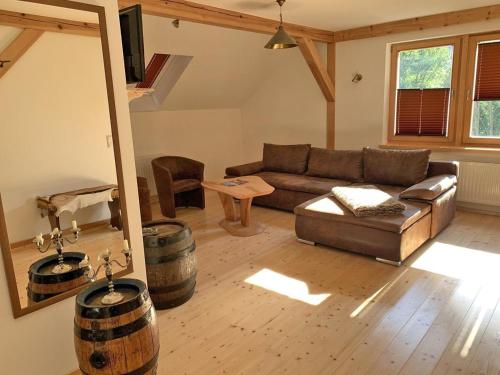 a living room with a couch and a mirror at Luxusboofe - Ferienhaus am Lilienstein in Königstein an der Elbe