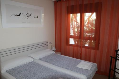 Postel nebo postele na pokoji v ubytování Jardines de las Marinas - Apartamento en Denia - Terraza privada, piscinas, jaccuzi, padel y playa cerca
