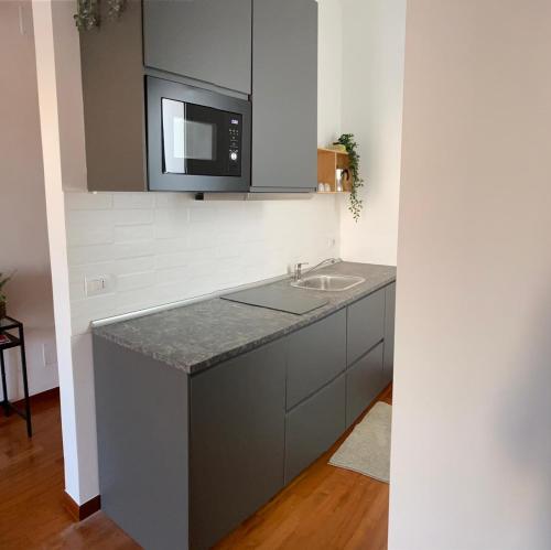 a kitchen with a sink and a microwave at Borgo antico - FronteMare in Giovinazzo