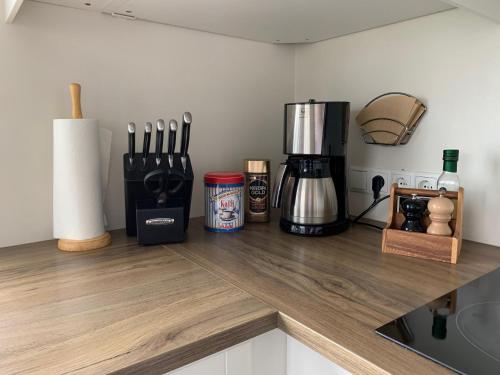 Příslušenství pro přípravu čaje a kávy v ubytování Setberg Guesthouse
