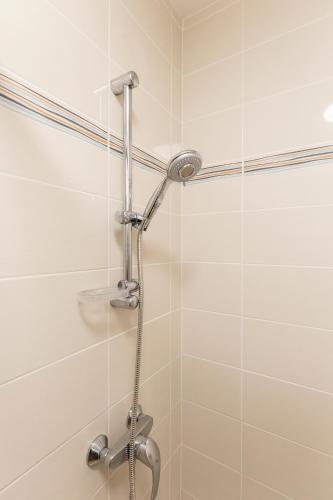 une douche avec pommeau de douche dans une salle de bain dans l'établissement Paysages Normands, à Honfleur