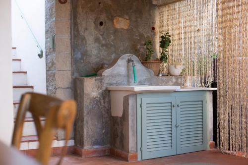 uma casa de banho com um lavatório e um lavatório branco em Casa di Cosimo by HelloElba em Portoferraio