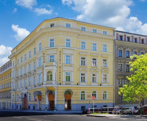 un gran edificio amarillo en la esquina de una calle en Hotel Kinsky Fountain, en Praga