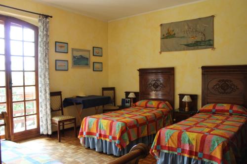 1 Schlafzimmer mit 2 Betten und einem Fenster in der Unterkunft B&B Casa Sanni in Passignano sul Trasimeno