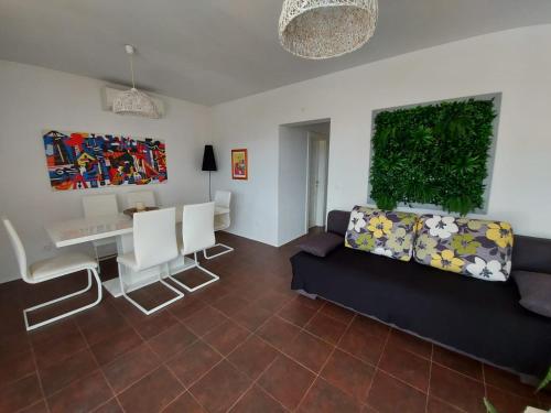 - un salon avec un canapé et une table dans l'établissement Apartments Coral of Dubrovnik, à Dubrovnik