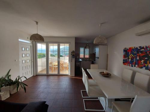 - une cuisine et une salle à manger avec une table et des chaises dans l'établissement Apartments Coral of Dubrovnik, à Dubrovnik