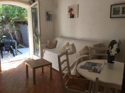 un salon avec un canapé et une table dans l'établissement Les Milles Plantes, à Saint-Aygulf