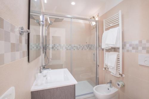 łazienka z umywalką i prysznicem w obiekcie Hotel Approdo di Venere w mieście Vieste
