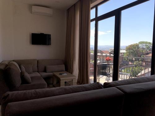 un soggiorno con divano e una grande finestra di SaBa Apartments in Old Tbilisi a Tbilisi City