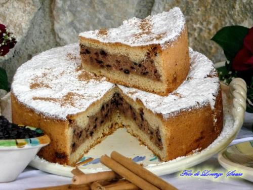 un trozo de pastel en un plato en una mesa en Balcón de Petralia, en Petralia Soprana