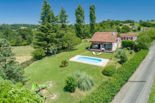 uma vista aérea de uma casa com piscina em Gîte Etchola em Ramous